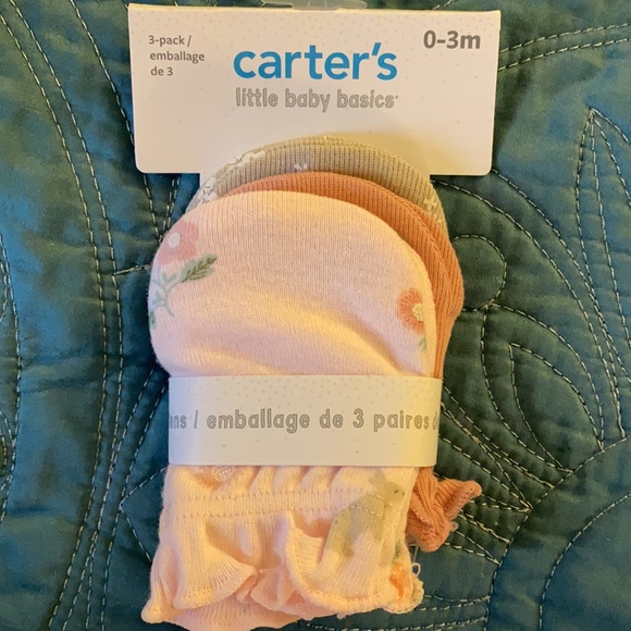 Set of two infant hats & 3 pairs of mittens - Picture 3 of 5